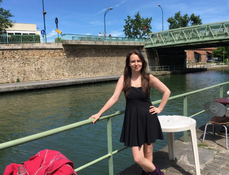 Florie devant le canal de l'Ourcq